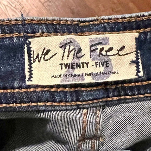 WE THE FREE button up blue jeans. Size 25 - Picture 4 of 8